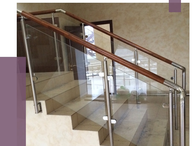 Комбинированные перила из металла и дерева в Пушкине