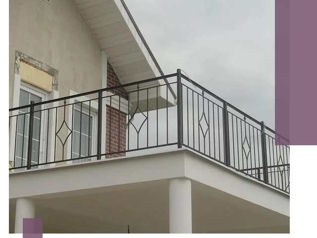 Изготовление балконных ограждений в Пушкине из металла и стекла